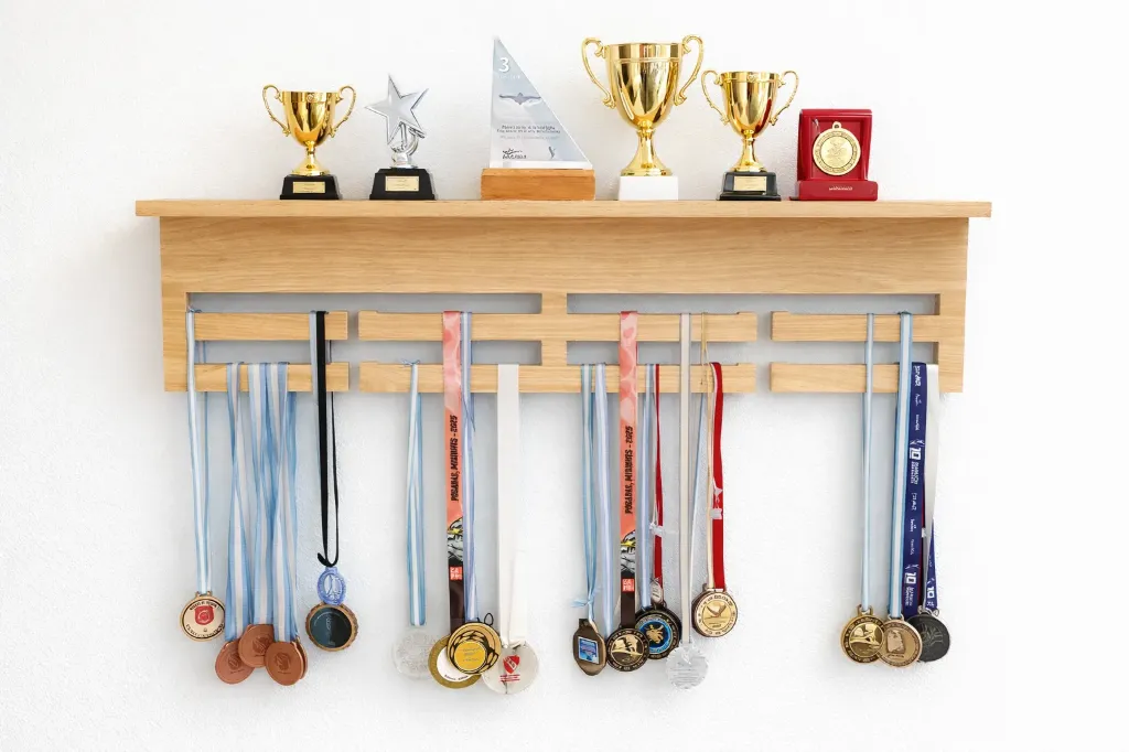 Medallero con Estante 80cm MDF Premium | Organizador de Medallas y Trofeos Personalizable