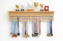 Medallero con Estante 80cm MDF Premium | Organizador de Medallas y Trofeos Personalizable